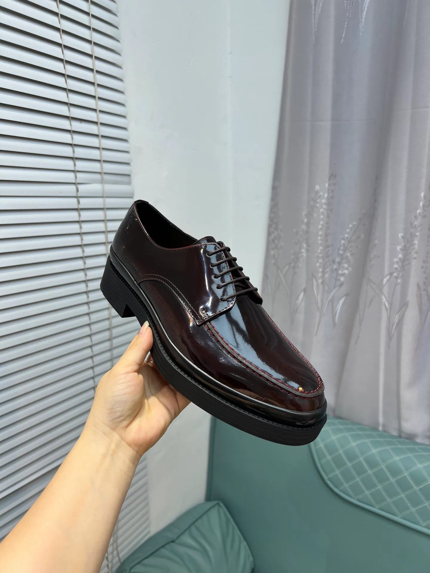 Men's clothing and shoes 💰860 Prada/Prada's new glossy leather loafers are made of open-edge beaded uppers imported from Italy, slip-on loafers style, large piece splicing design, durable and non-deforming, heavy-duty construction, exquisite mark stitching, same material ribbon decoration, blending classic and modern styles, lining with dyed calfskin, standard PRADA logo cowhide feet, original ultra-light matte texture and embossed leather outsole, light and not tired, excellent shock absorption effect, full foot comfort! Size: 39-44 (customized at 38.45)